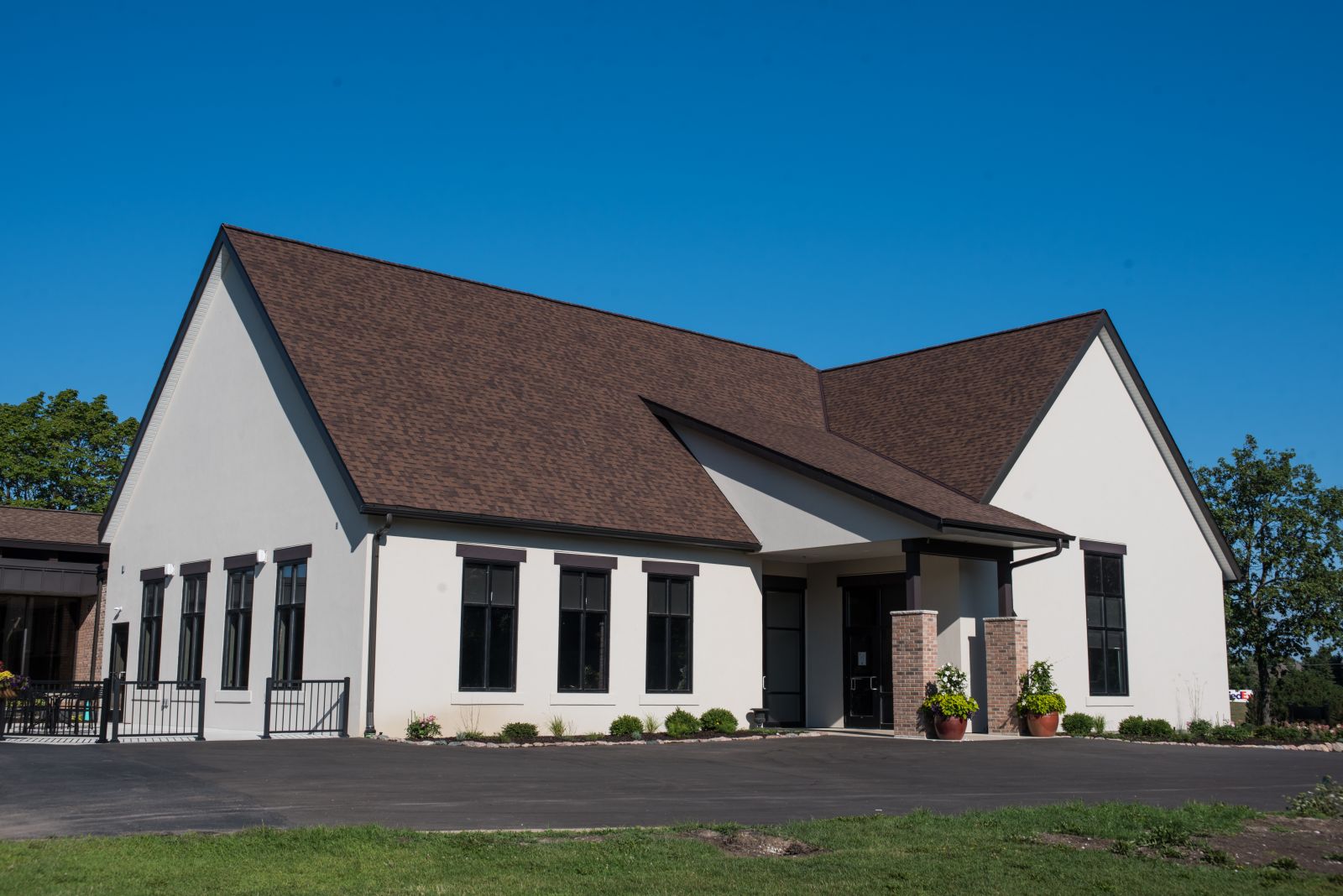 Outside view of the members lounge and pro shop